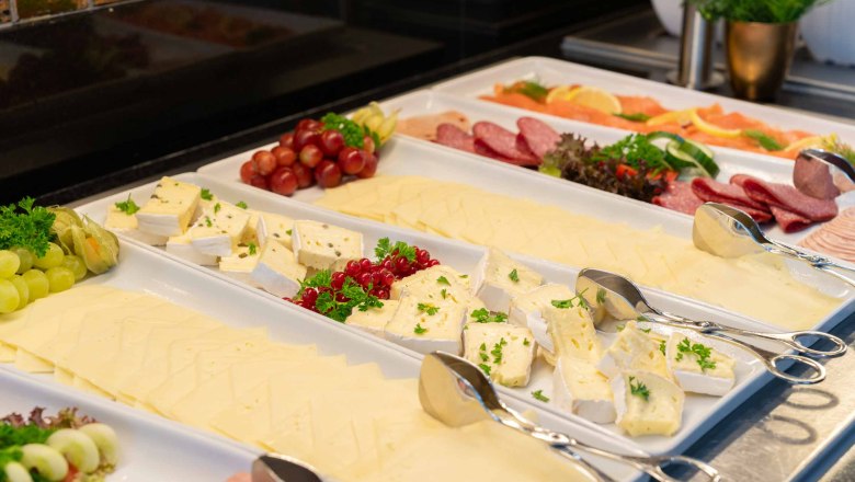 Buffet mit Käse, Wurst und Obst.