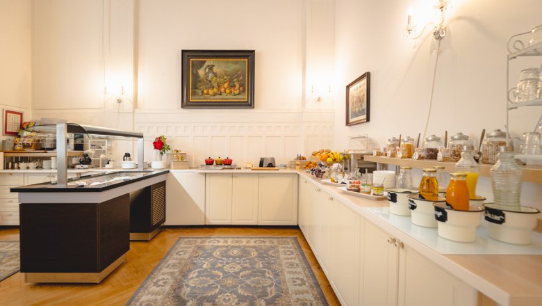 Frühstücksbuffet in einem Hotel mit verschiedenen Speisen und Getränken.