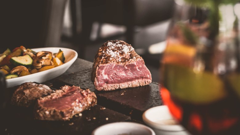 Steak on a hot stone, &copy; Route 66 Fehr