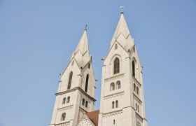 Zwei markante Türme des Doms ragen in den blauen Himmel.